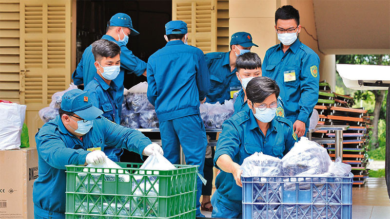 Chiến sĩ dân quân làm nhiệm vụ tại Bệnh viện dã chiến số 1 trong đại dịch Covid-19. (Ảnh: HỮU TÂN)