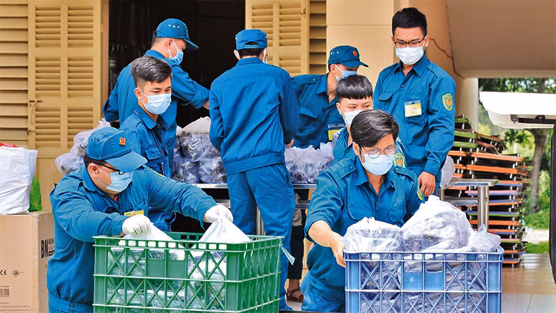 Chiến sĩ dân quân làm nhiệm vụ tại Bệnh viện dã chiến số 1 trong đại dịch Covid-19. (Ảnh: HỮU TÂN)