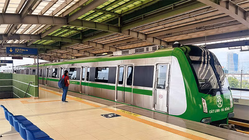 Tàu đường sắt đô thị Cát Linh-Hà Đông đón khách tại ga Văn Khê. (Ảnh: MINH HÀ)