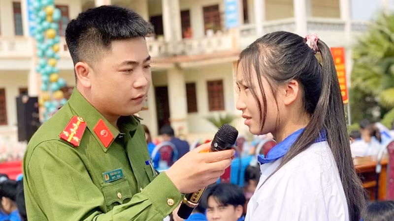 Công an tỉnh Lai Châu tuyên truyền các biện pháp phòng chống tội phạm mua bán người trong học sinh, sinh viên. (Ảnh: HOÀNG PHONG)