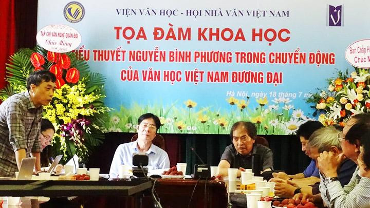 Nhà văn Nguyễn Bình Phương chia sẻ tại tọa đàm. Ảnh: Viện văn học cung cấp