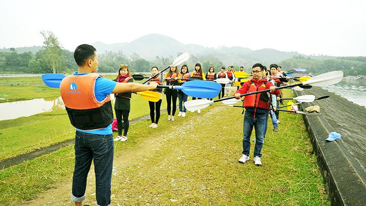 Thành viên CLB chèo thuyền Hạ Long khởi động trước khi chèo.
