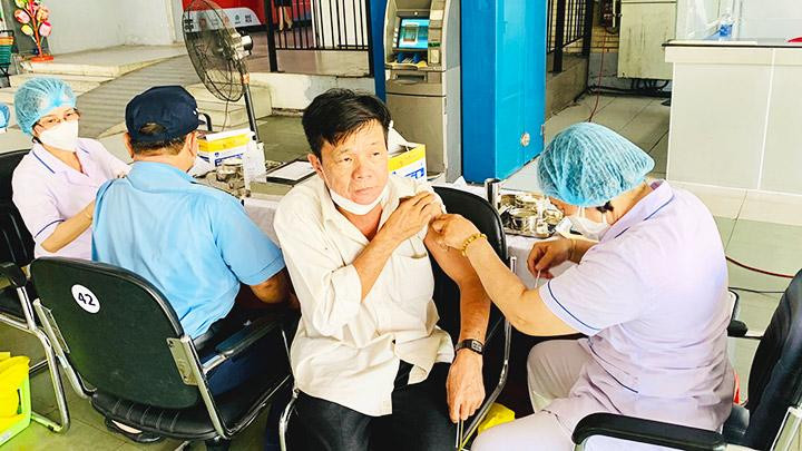 Quận Bình Thạnh tổ chức đa dạng mô hình tiêm chủng để người dân hạn chế thấp nhất việc di chuyển.