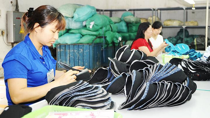 Thiếu hụt nguồn nguyên liệu đã khiến nhiều công ty sản xuất giày dép trễ ngày giao hàng. Ảnh: Song Anh