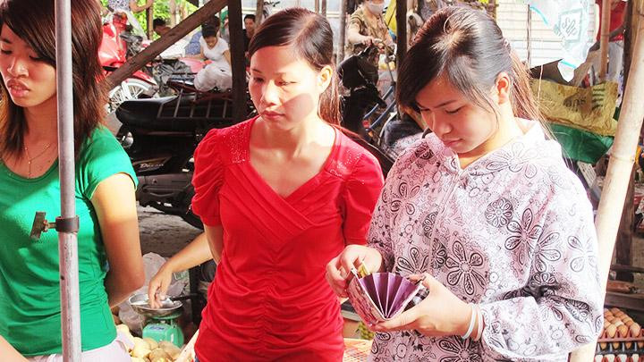 Người lao động đang chật vật khi giá cả hàng hóa tăng cao. Ảnh: SONG ANH