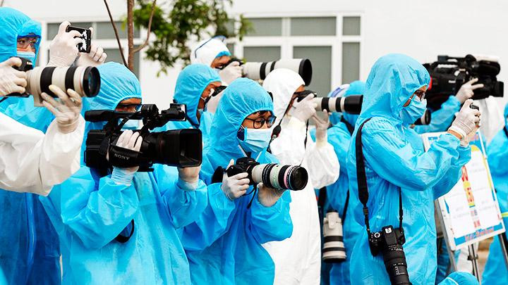 Đội ngũ phóng viên tác nghiệp tại vùng dịch. Ảnh: DUY LINH