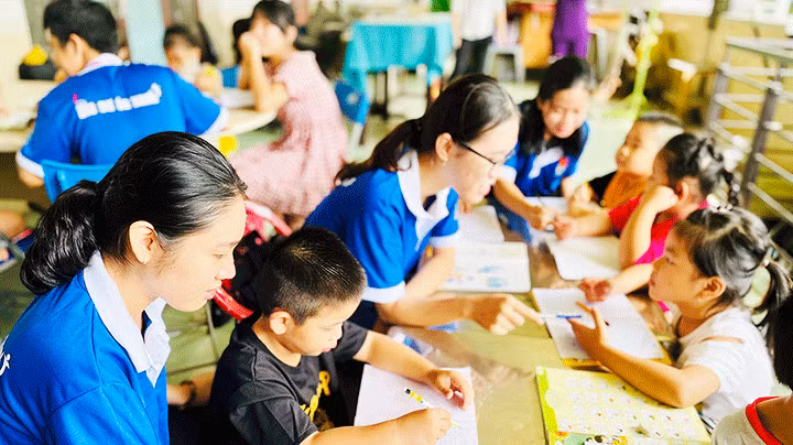 Tình nguyện viên mong trẻ sẽ cố gắng bám lớp để biết thêm kiến thức.