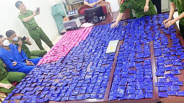 Bốn bánh heroin và 180 nghìn viên ma túy tổng hợp của đối tượng Thạo Phúc bị cơ quan chức năng thu giữ.