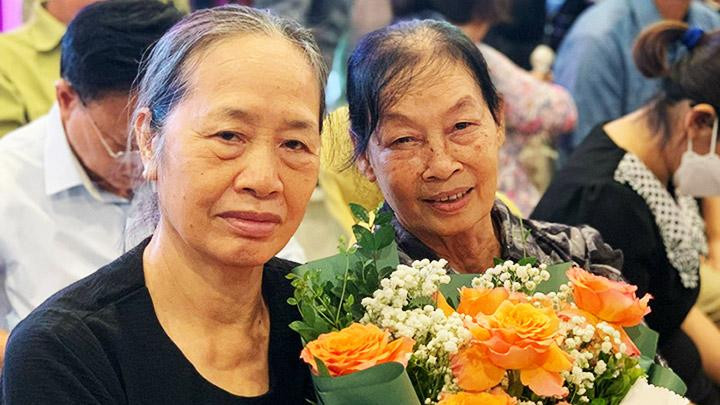 Bà Nguyễn Thị Hồng Nhãn (bên phải) tham gia sự kiện “Tình yêu qua chiến tranh”.