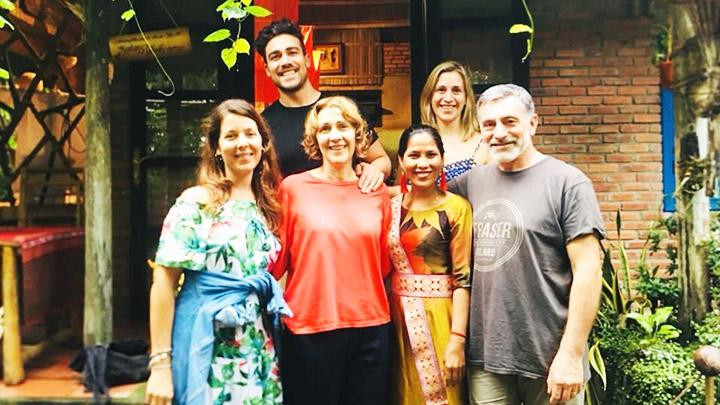 Du khách tham quan chụp hình tại “Ốc đảo Chăm” của Kiều Maily.