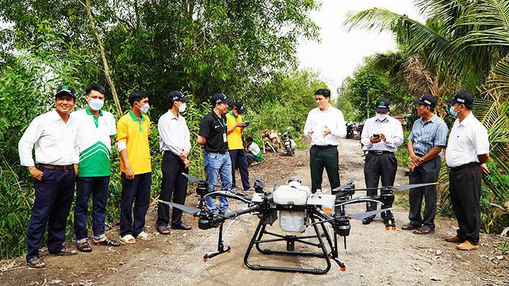 Mô hình drone chuẩn bị bay phun thuốc của anh Vũ.