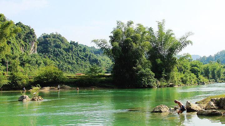 Dòng Quây Sơn xanh trong. Ảnh: ĐỨC SƠN