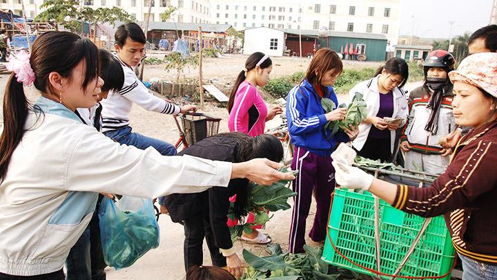 Người lao động đang đối mặt nhiều khó khăn khi giá cả tăng. Ảnh: HẢI NAM