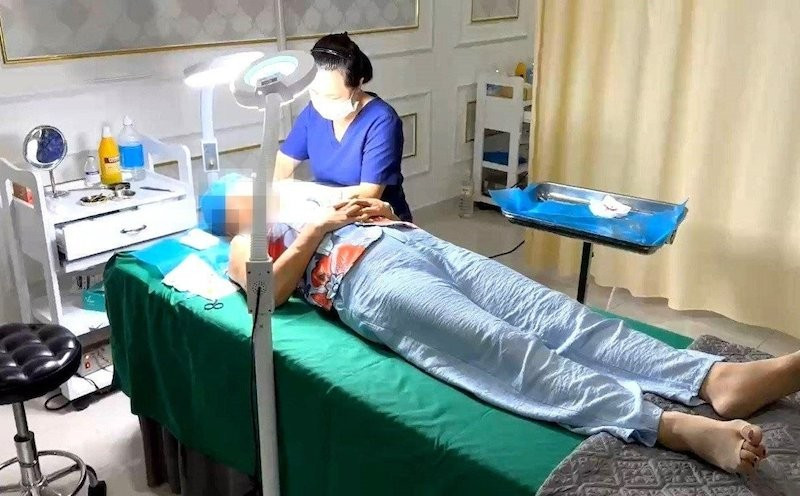 Cơ sở thẩm mỹ này để nhân viên lao công phẫu thuật cho khách. (Ảnh: Công an cung cấp)