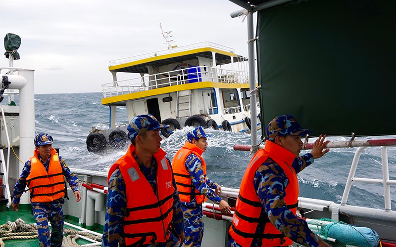 Lực lượng Hải quân hỗ trợ, lai dắt tàu cá bị nạn trên biển.