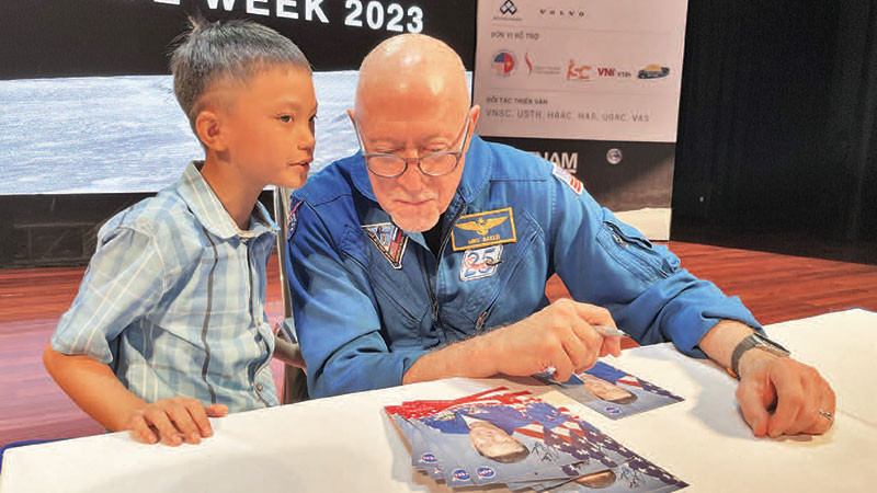 Học sinh trò chuyện bằng tiếng Anh với phi hành gia Michael A.Baker trong buổi giao lưu với học sinh, sinh viên Thành phố Hồ Chí Minh.