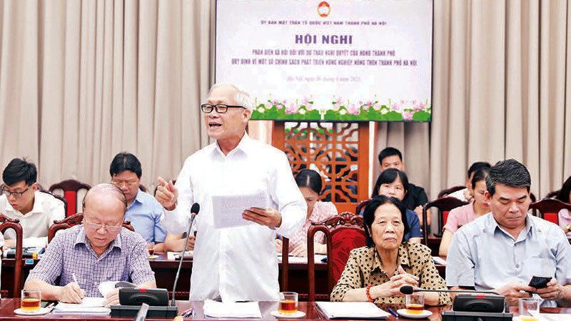 Chủ nhiệm Hội đồng tư vấn Dân chủ-Pháp luật (Ủy ban Mặt trận Tổ quốc thành phố Hà Nội) Phạm Ngọc Thảo phát biểu tại hội nghị. (Ảnh: NGUYỄN PHƯỢNG)