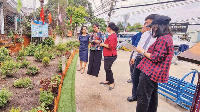 Một điểm đen về môi trường tại xã Đa Phước, huyện Bình Chánh đã được cải tạo thành một khuôn viên cây xanh và sân thể dục. 