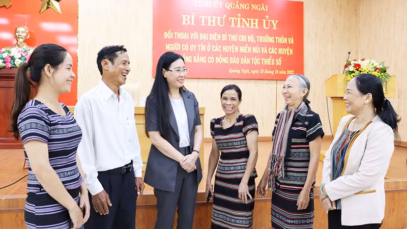 Bí thư Tỉnh ủy Quảng Ngãi Bùi Thị Quỳnh Vân (người thứ ba từ trái sang) thăm hỏi đời sống người dân vùng miền núi.