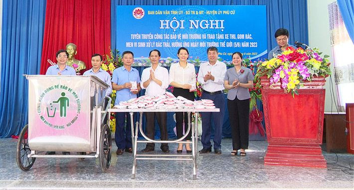 Trong xây dựng nông thôn mới, các xã của huyện Phù Cừ, tỉnh Hưng Yên luôn coi trọng công tác tuyên truyền bảo vệ môi trường. (Ảnh: HẢI LONG)