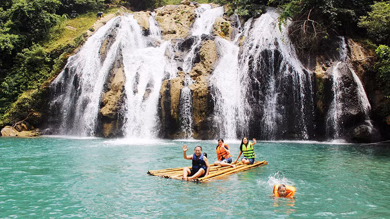 Khách du lịch trải nghiệm tại thác Tà Puồng 3.
