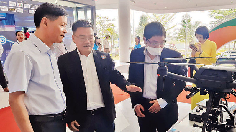 Trưng bày các sản phẩm khoa học-công nghệ tại Khu Công nghệ cao Thành phố Hồ Chí Minh.