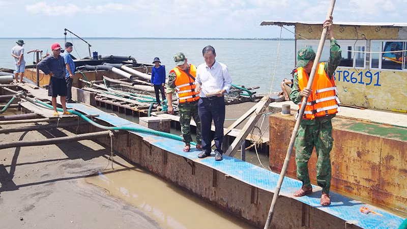 Cơ quan chức năng tỉnh Tiền Giang lập biên bản, xử lý các trường hợp khai thác cát trái phép trên sông Tiền.