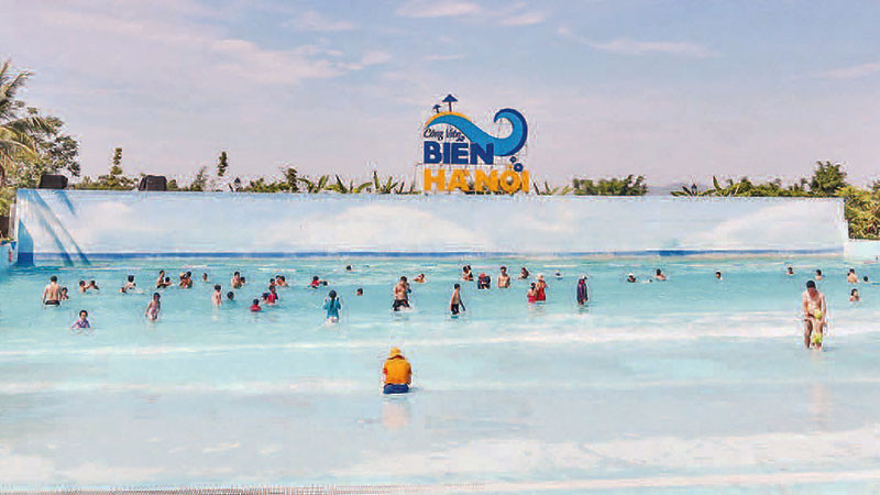 Công viên biển Tuần Châu thu hút đông khách dịp cuối tuần.