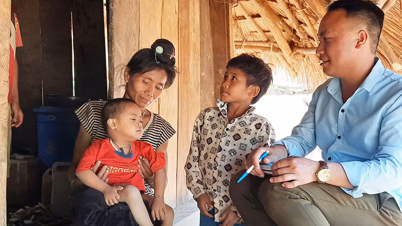 Nhân viên y tế tỉnh Điện Biên về cơ sở tuyên truyền người dân không mua bán, sử dụng thịt gia súc chết không rõ nguyên nhân để phòng bệnh than lây sang người.