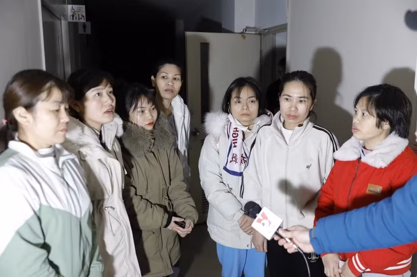 Bảy cô gái gửi lời nhắn bình an với gia đình ở Việt Nam. (Ảnh: TTXVN)