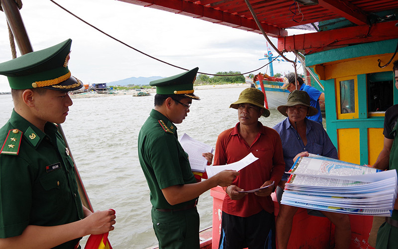 Bộ đội Biên phòng tỉnh Bà Rịa-Vũng Tàu phổ biến chống khai thác IUU cho ngư dân trước khi ra khơi.