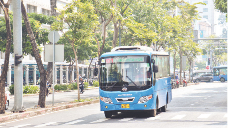 Một tuyến xe buýt đấu thầu với phương tiện đầu tư mới, tạo sự tiện nghi cho hành khách đi xe buýt. (Ảnh THẾ ANH)