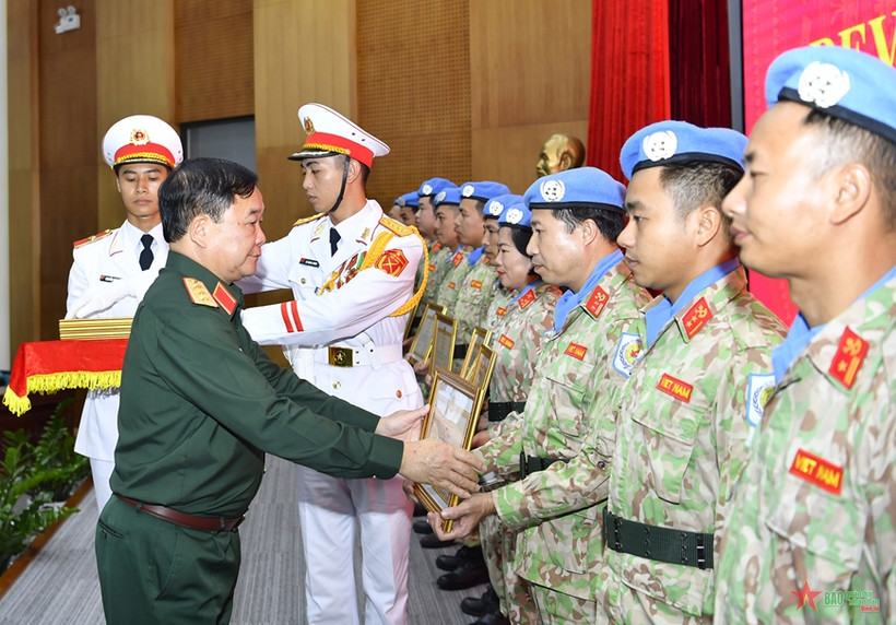 Thượng tướng Hoàng Xuân Chiến trao Bằng khen của Bộ trưởng Quốc phòng và Tổng Tham mưu trưởng Quân đội nhân dân Việt Nam tặng các cá nhân và tập thể đạt thành tích xuất sắc. Ảnh: Báo Quân đội nhân dân. 