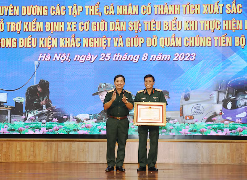 Thừa ủy quyền của Thủ tướng Chính phủ, Thượng tướng Lê Huy Vịnh trao Bằng khen của Thủ tướng Chính phủ tặng Cục Xe-Máy. 