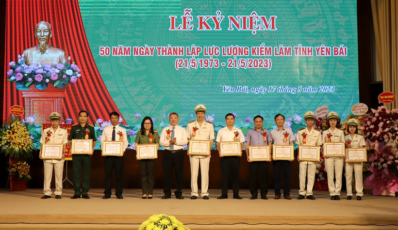 Bộ Nông nghiệp và Phát triển nông thôn tặng Bằng khen cho các tập thể, cá nhân có thành tích xuất sắc trong công tác bảo vệ và phát triển rừng. 