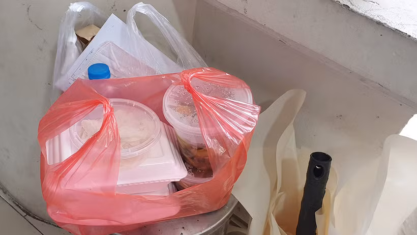 Rác thải từ một suất ăn. Ảnh: SONG ANH