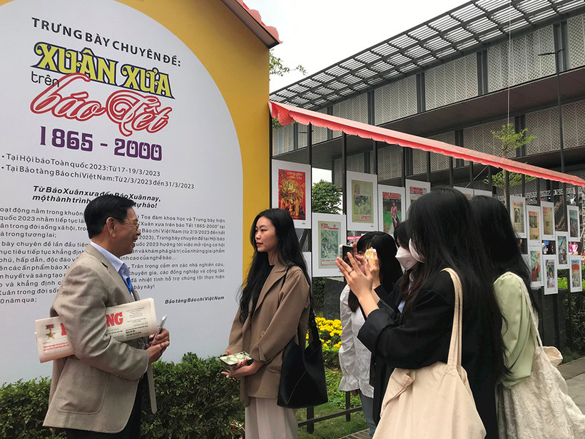 Tìm hiểu các nguồn tư liệu báo chí xưa sẽ biết được nhiều thông tin thú vị về lao động nghề báo của các bậc tiền bối. Ảnh: QUANG HƯNG