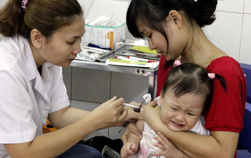 Cần cho trẻ đi tiêm phòng đầy đủ để hạn chế các bệnh truyền nhiễm.