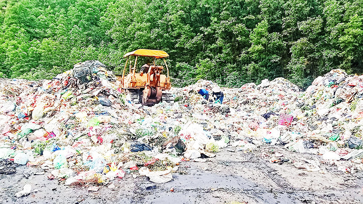 Mặc dù đã phun hoá chất, chế phẩm, chôn lấp kịp thời nhưng vẫn không khắc phục được mùi hôi, ruồi nhặng phát sinh tại bãi rác Đá Mài.