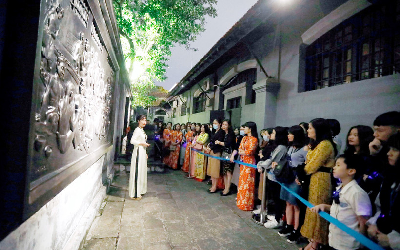 Khách tham quan hào hứng với tour đêm ở di tích Nhà tù Hỏa Lò.