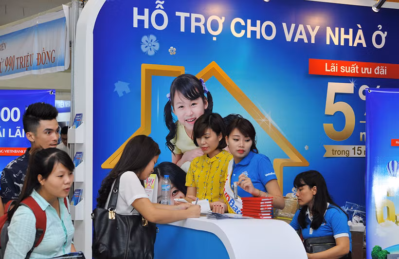 Người dân tìm hiểu thông tin vay mua nhà ở xã hội tại ngân hàng VietinBank. Ảnh: NAM ANH