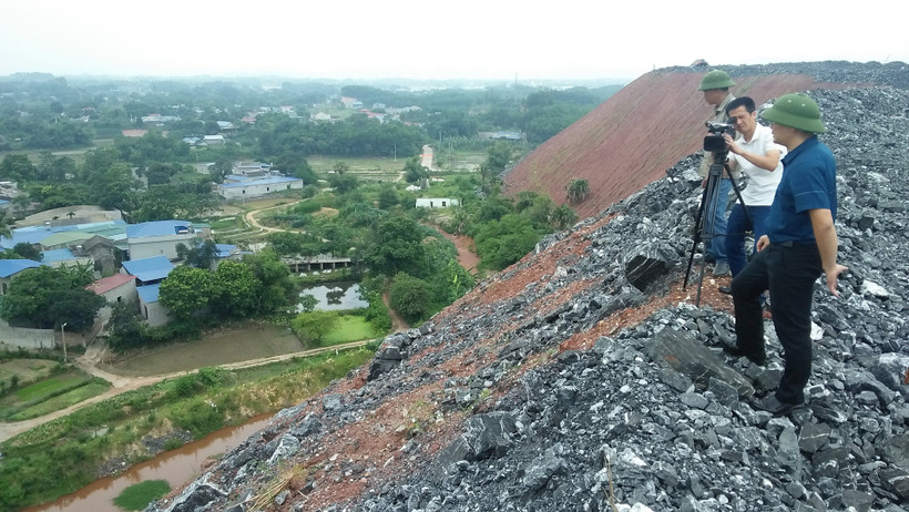 Bãi thải nam của mỏ than Khánh Hòa đang tiến sát các hộ dân ở xóm 1, xã Phúc Hà.