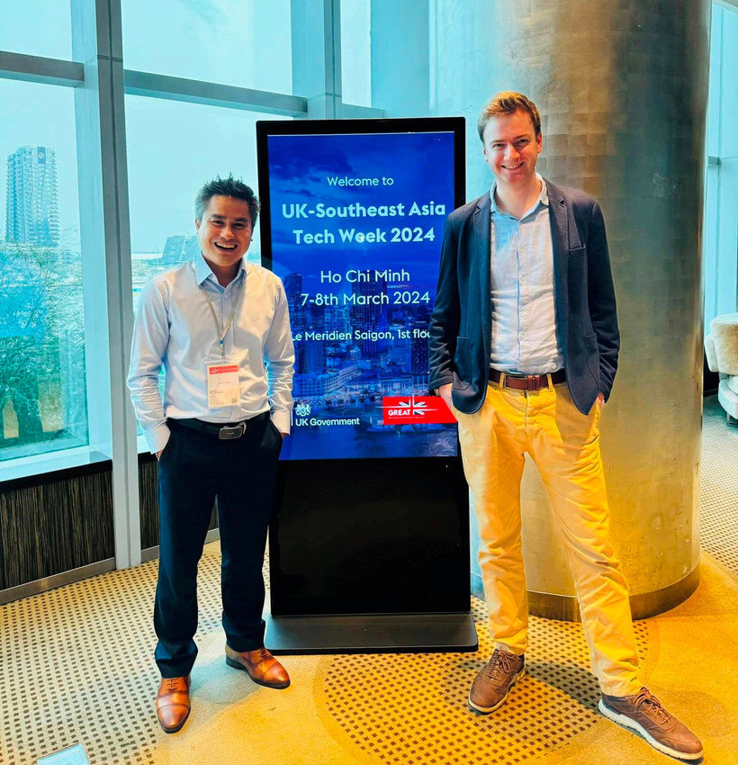 Anh Nguyễn Xuân Lục gặp gỡ đối tác tại hội nghị công nghệ ở Thành phố Hồ Chí Minh.