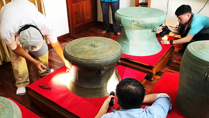 Các nhà nghiên cứu khảo sát trống đồng ở Hương Ngải.