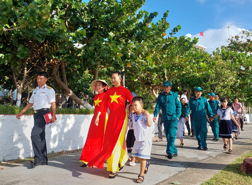 Chi hội phụ nữ và tiểu đội dân quân tại các xã đảo thuộc huyện Trường Sa có nhiều quần chúng ưu tú tích cực phấn đấu để đứng trong hàng ngũ của Đảng.