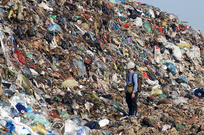 Nhà báo Phạm Ngọc Thành phải dùng mặt nạ dưỡng khí khi tác nghiệp tại một điểm nóng về ô nhiễm môi trường.