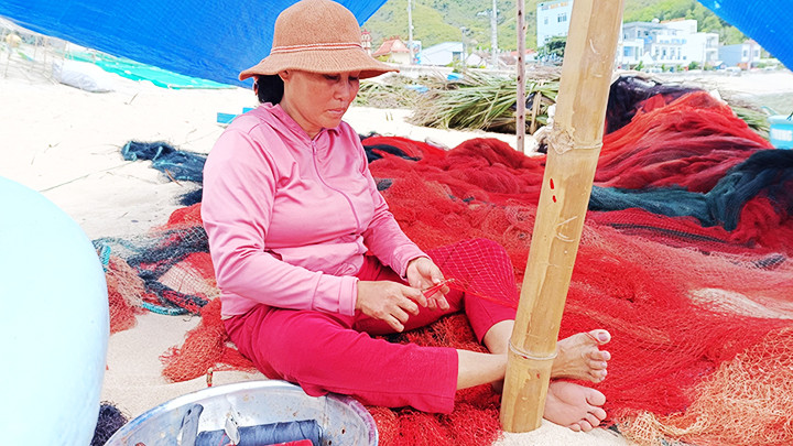 Sau những chuyến đi biển, những người vợ lại ở nhà vá lưới để chuẩn bị cho chuyến biển sau.