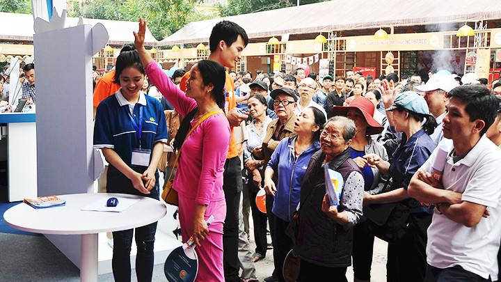 Hoạt động quảng bá, xúc tiến du lịch tại nhiều địa phương góp phần thu hút đông đảo du khách. Ảnh: NGUYỆT ANH