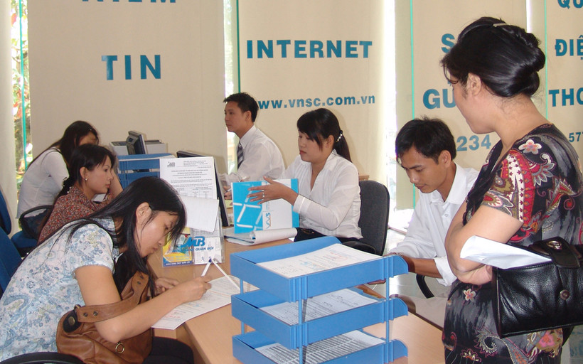 Nhà đầu tư mở tài khoản tại công ty chứng khoán. Ảnh: NGUYỆT ANH