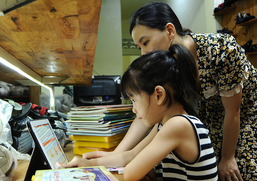 Mạng xã hội ảnh hưởng nhiều đến nhận thức của trẻ. Ảnh: NAM HẢI